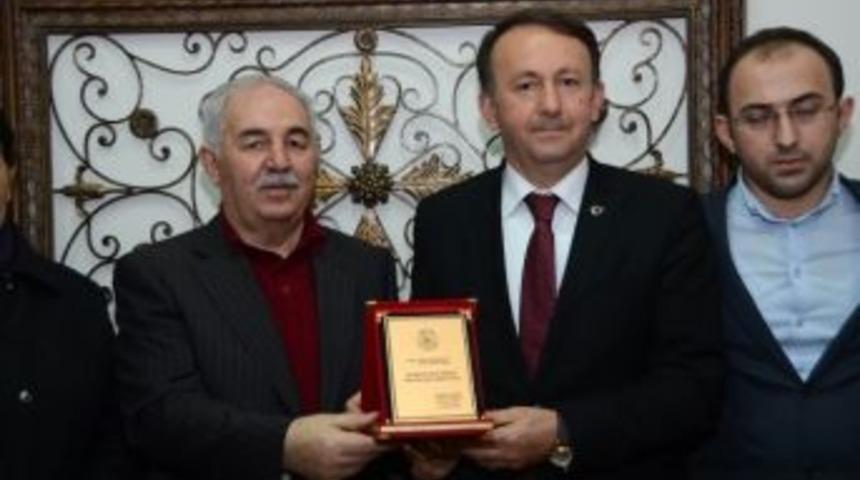 Başkan Karabalık&rsquo;a Ardahanlılar Derneği&rsquo;nden Teşekk&uuml;r Plaketi