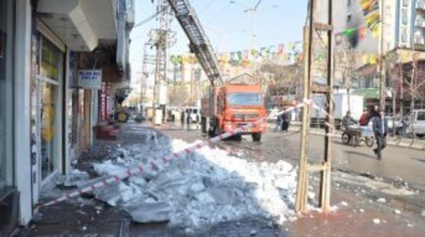 Y&uuml;ksekova Belediyesi'nden &Ccedil;atı Ve Buz Temizliği