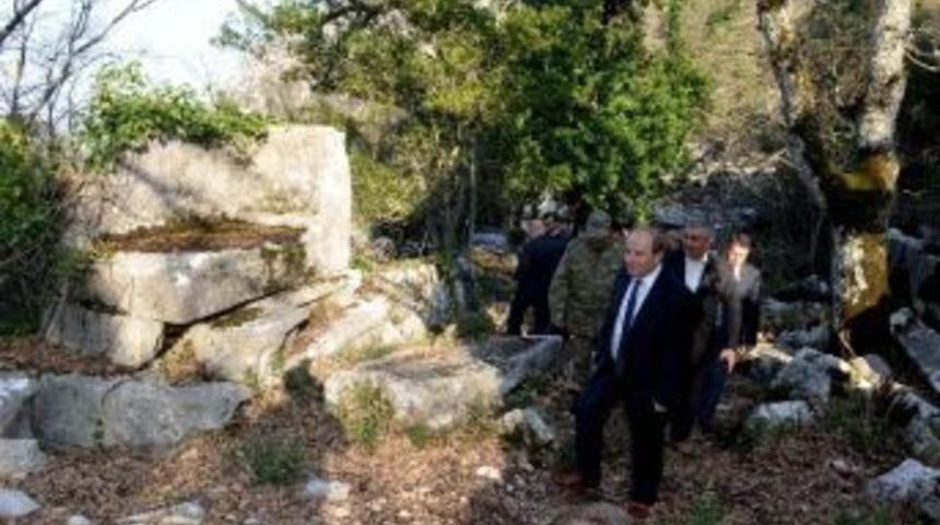 Valisi &Ouml;zt&uuml;rk Termessos Milli Parkı&rsquo;nı Gezerek, &Ccedil;alışmalarla İlgili Bilgi Aldı.