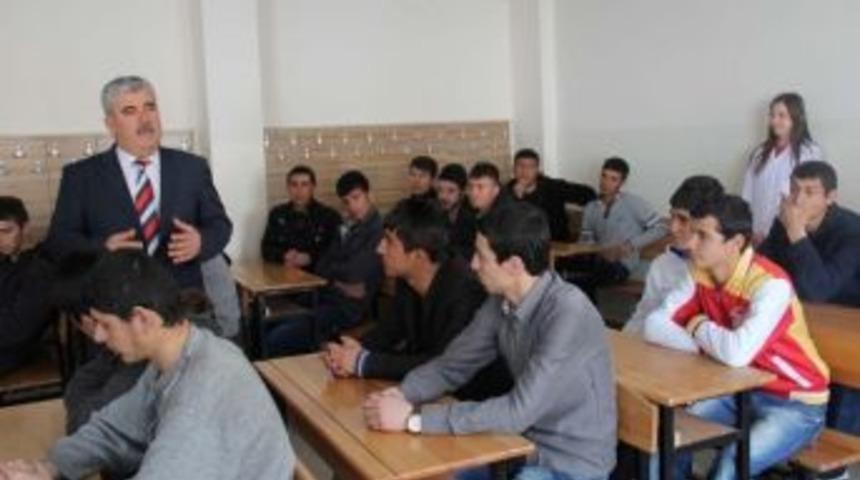 Bitlis İş-kur M&uuml;d&uuml;rl&uuml;ğ&uuml; Okullarda Seminer Veriyor