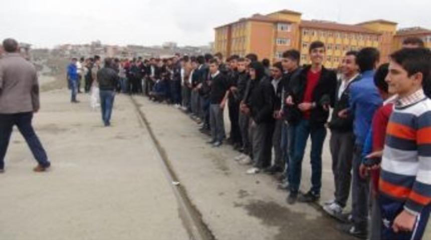 &Ouml;ğrenciler Hemzemin Ge&ccedil;idini Kapattı