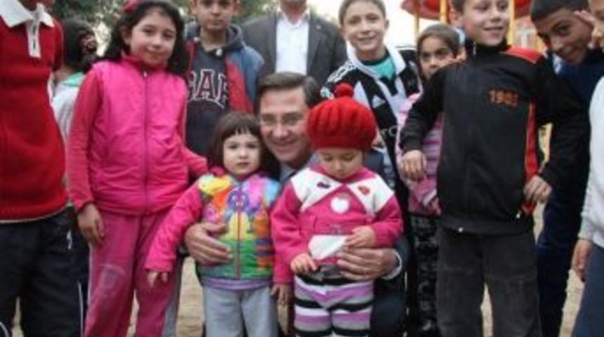 Ak Partili Sarı Pazara Girdi, &Ccedil;i&ccedil;ek Dağıttı