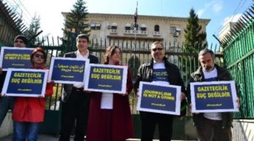 Mısır B&uuml;y&uuml;kel&ccedil;iliği &Ouml;n&uuml;nde Gazeteci Eylemi