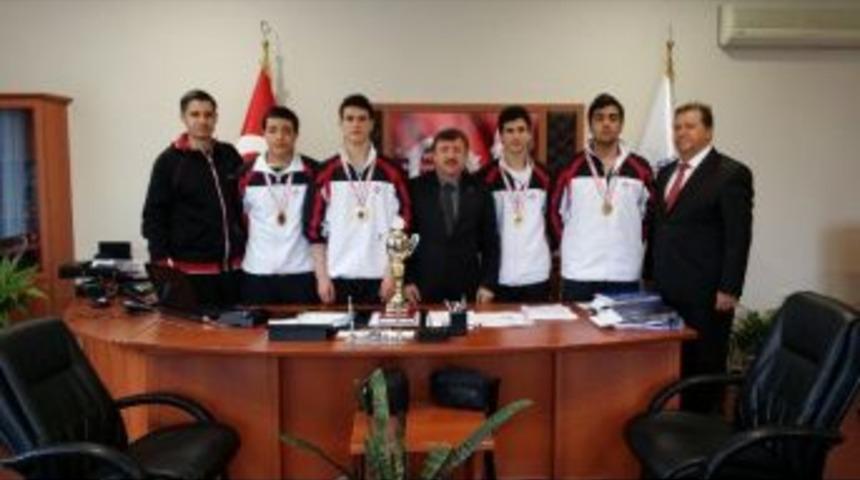 Bah&ccedil;eşehir&rsquo;in Şampiyon Raketleri Kaplan'ı Ziyaret Etti