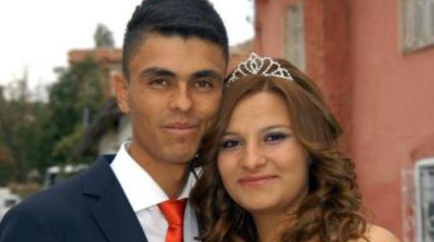 İntihar Eden Gen&ccedil; Ve &Ouml;ld&uuml;rd&uuml;ğ&uuml; Nişanlısı Toprağa Verildi