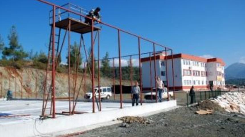 Kumluca&rsquo;da Yeni Bir Semt Sahası Daha Yapıldı