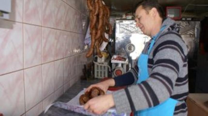 Seyitgazi'nin &Uuml;nl&uuml; Sucuklarına Rağbet Artıyor