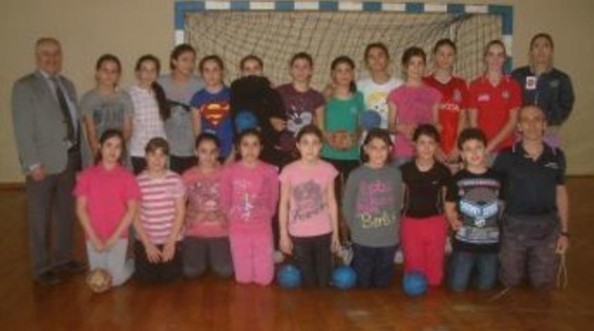 Burhaniyeli Hentbolcular &Ccedil;anakkale&rsquo;ye Gitti