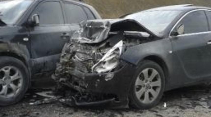 Osmaneli'de İki Otomobil Kafa Kafaya &Ccedil;arpıştı, 3 Kişi Yaralandı