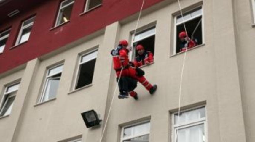 Lisedeki Deprem Tatbikatı Gerçeğini Aratmadı