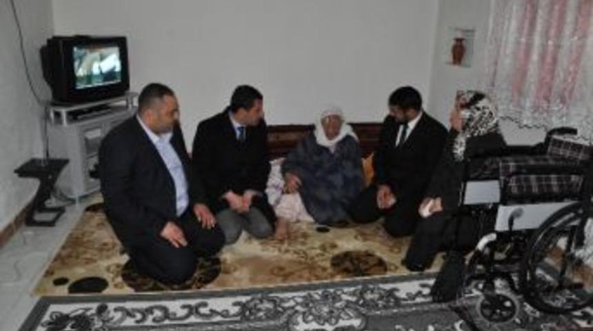 Ak Parti&rsquo;li Parlak, Engelli Kadına Tekerlekli Sandalye Hediye Etti