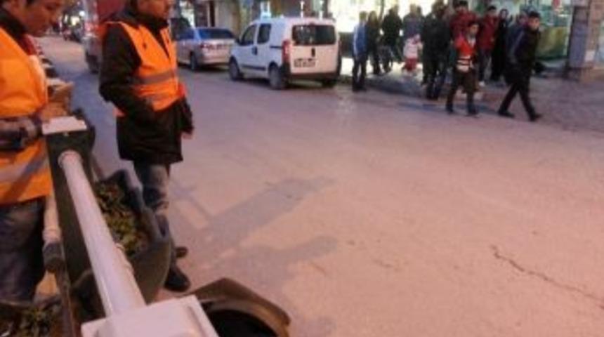 R&uuml;zgarın U&ccedil;urduğu Baca Şapkası Caddeye D&uuml;şt&uuml;