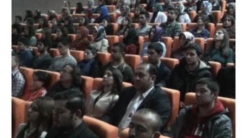&Uuml;nl&uuml; Hipnozcu Adil Maviş Konferansa Katılanları Uyuttu