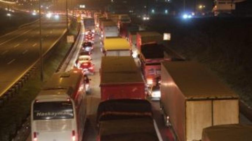 Tem Otoyolu Trafiğe Kapatıldı