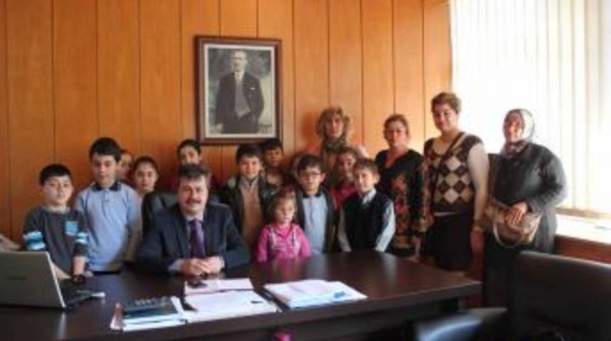 Milas Merkez ilkokulu &ouml;ğrencileri fidanları toprakla buluşturacak