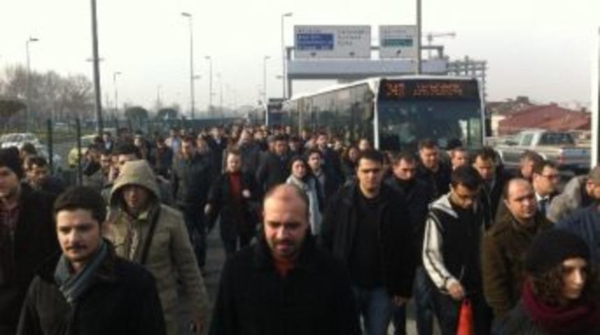 Metrob&uuml;s&uuml;n Lastiği Patladı, Yolcular Metrelerce Y&uuml;r&uuml;d&uuml;