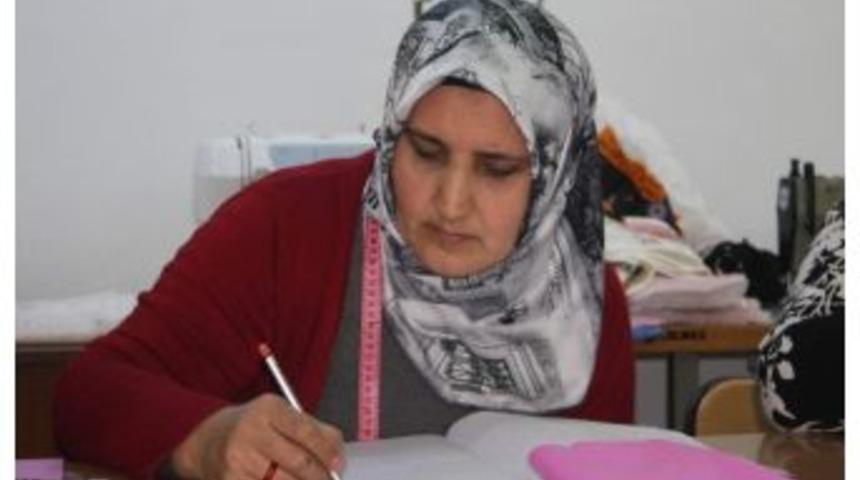 Ev Hanımları Kendi Kıyafetlerini Tasarlıyor