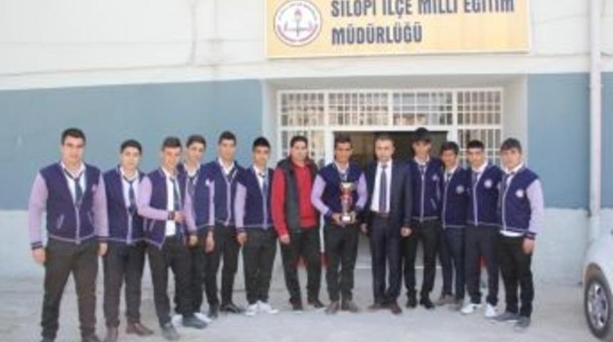 Futbol Turnuvası Birincileri İl&ccedil;e Milli Eğitim M&uuml;d&uuml;r&uuml; Arslan'ı Ziyaret Etti