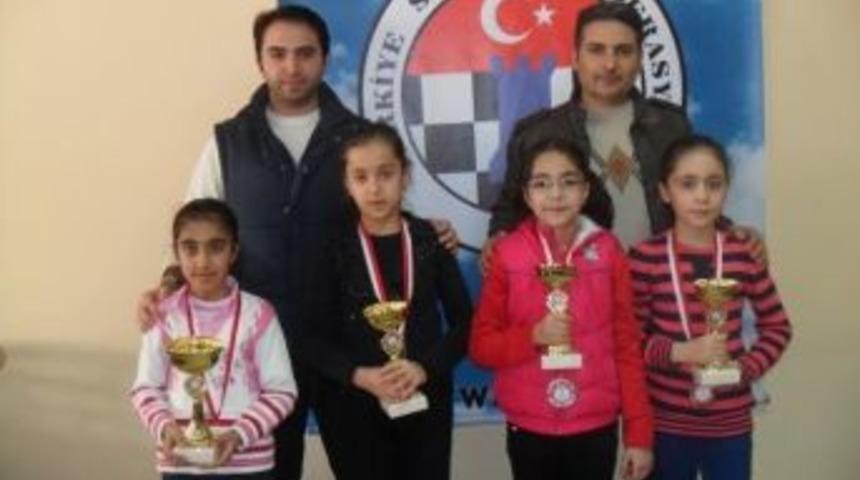 Minikler Satran&ccedil;ta Keban İl&ccedil;esinden Atat&uuml;rk Okulu Birinci Oldu