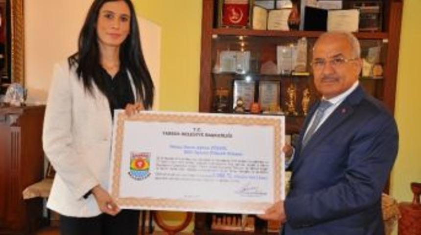 Kocamaz&rsquo;dan Milli Atlet Burcu Ayhan Y&uuml;ksel&rsquo;e &Ouml;d&uuml;l