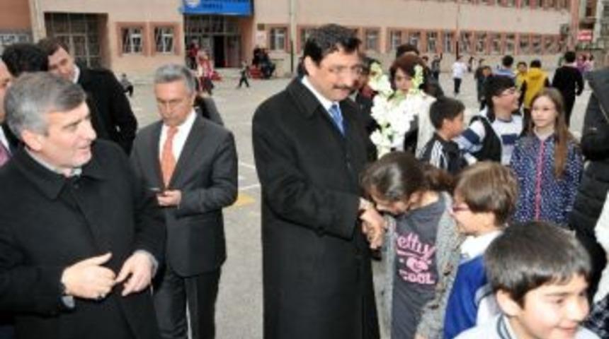 Başkan Ak&rsquo;tan Okula S&uuml;rpriz Ziyaret