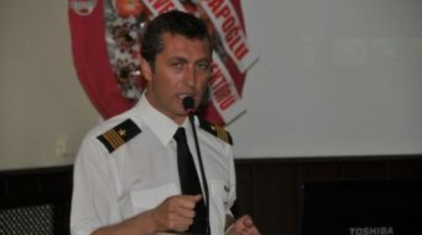 &Uuml;nl&uuml; Paraş&uuml;t Akrobasi Pilotu &Uuml;niversitelilerle Buluştu