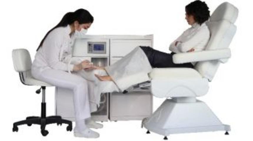 Ayaklar G&uuml;nde &Ccedil;eyrek Litre Ter &Uuml;retiyor