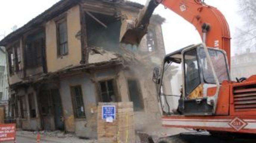 Tarihi Konak Yakacak Oldu