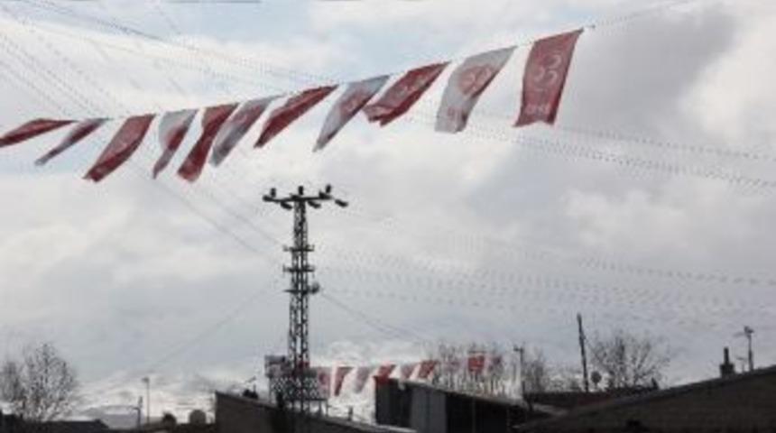 Fethullah G&uuml;len&rsquo;in K&ouml;y&uuml; Mhp Bayraklarıyla Donatıldı