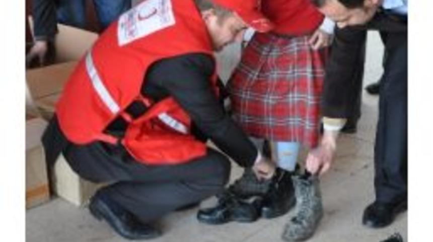 Patnos Kızılay'dan &Ouml;ğrencilere Ayakkabı Yardımı