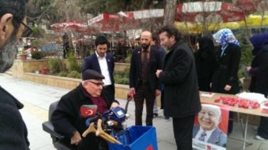 Merhum Erbakan İ&ccedil;in Lokum Dağıtıldı