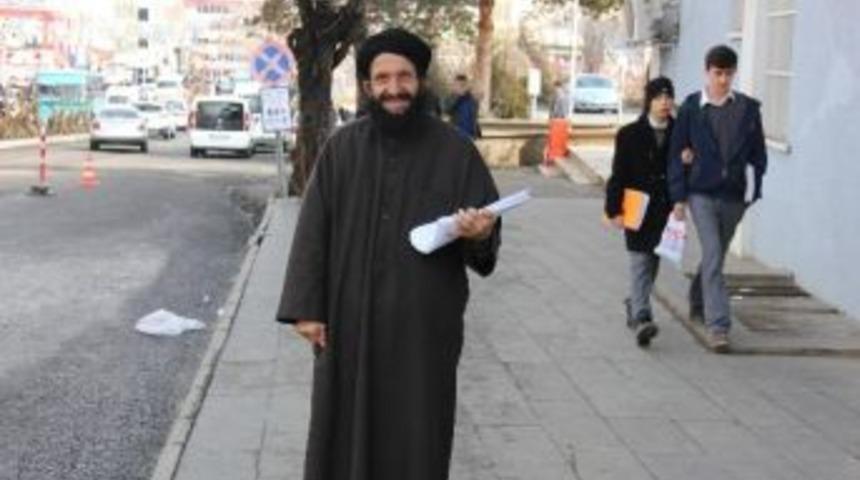 Rüyasında Ak Parti'nin Kazandığını Gören Vatandaş Bildiri Dağıttı