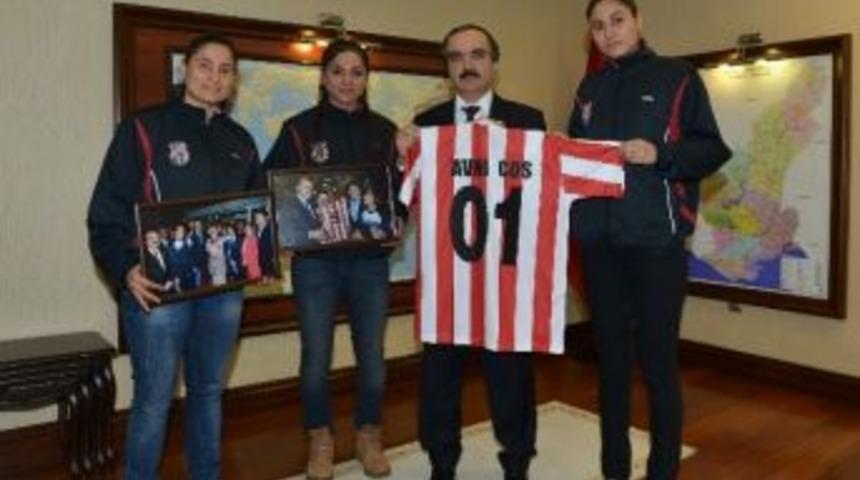 Bayan Futbol Takımından Vali Coş&rsquo;a Ziyaret