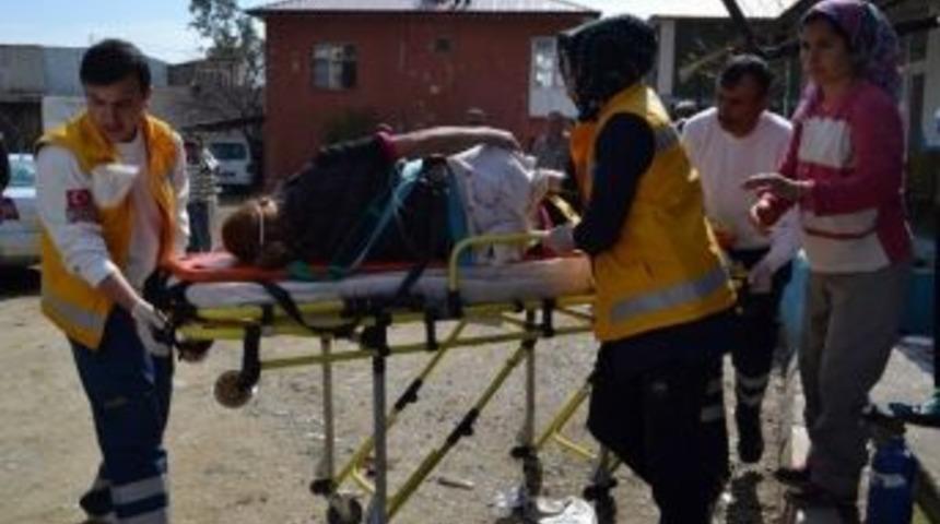 Karısını Ve Kızını Bıçakla Yaraladı