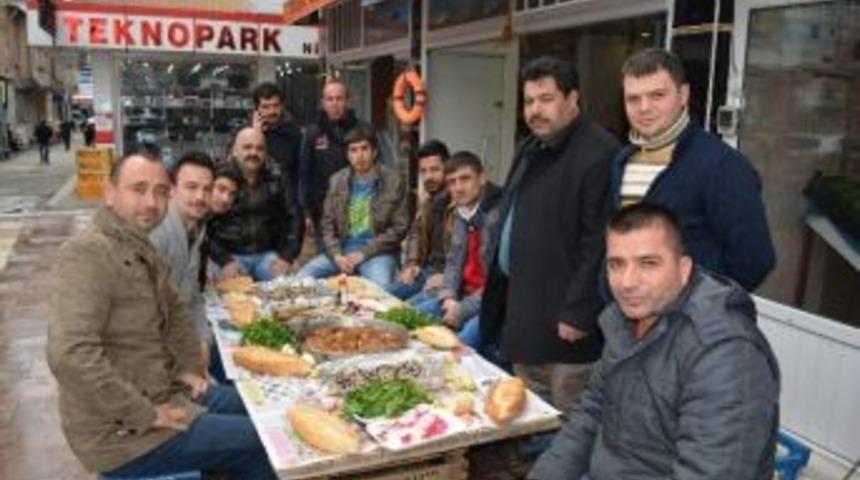 Balık&ccedil;ılardan Gazetecilere Balık İkramı