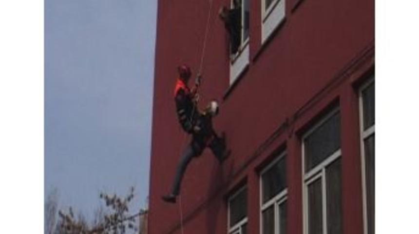 Kars&rsquo;ta Deprem Tatbikatı Ger&ccedil;eği Aratmadı