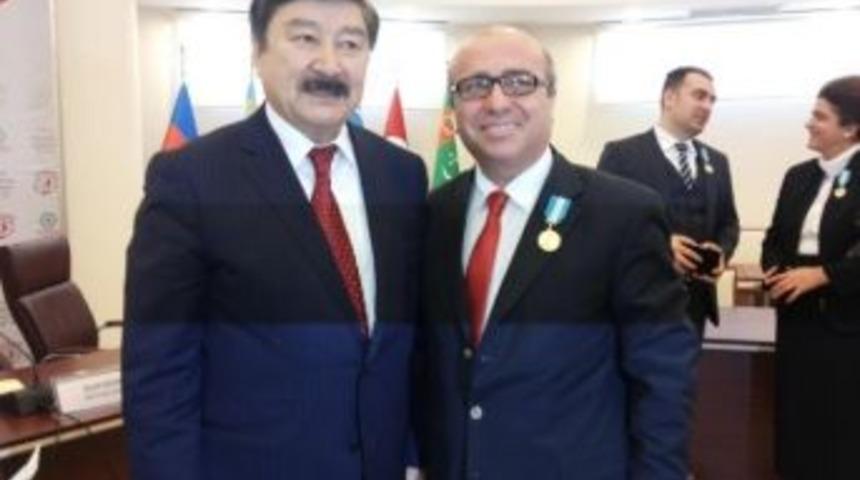 Prof. Dr. Karamustafa'ya T&uuml;rksoy 20. Yıl Madalyası Verildi