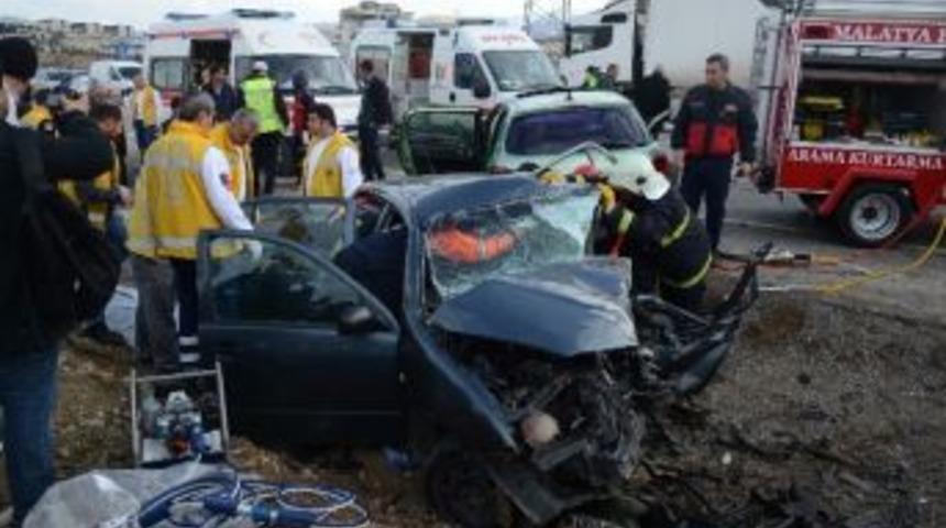 Malatya&rsquo;da Zincirleme Trafik Kazası: 2 &Ouml;l&uuml;