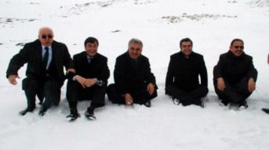 Bakan Yazıcı Kar Hasretini B&ouml;yle Giderdi