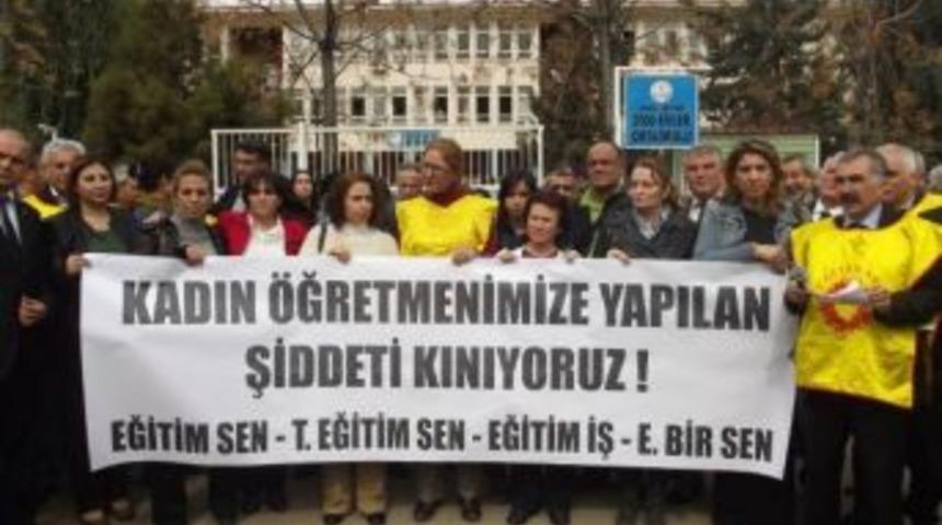 Kadın Öğretmenin Darp Edilmesi Protesto Edildi