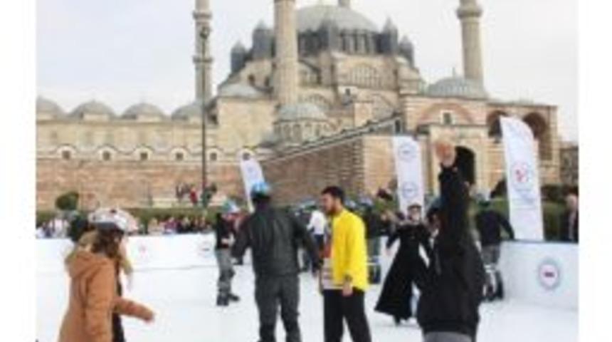 Edirne'de Kar G&ouml;remeyen Gen&ccedil;ler, Mobil Buz Pistine Akın Etti