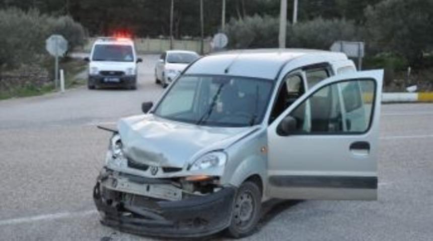 Kırkağa&ccedil;'ta &Ouml;ğrenci Servisi Otomobille &Ccedil;arpıştı