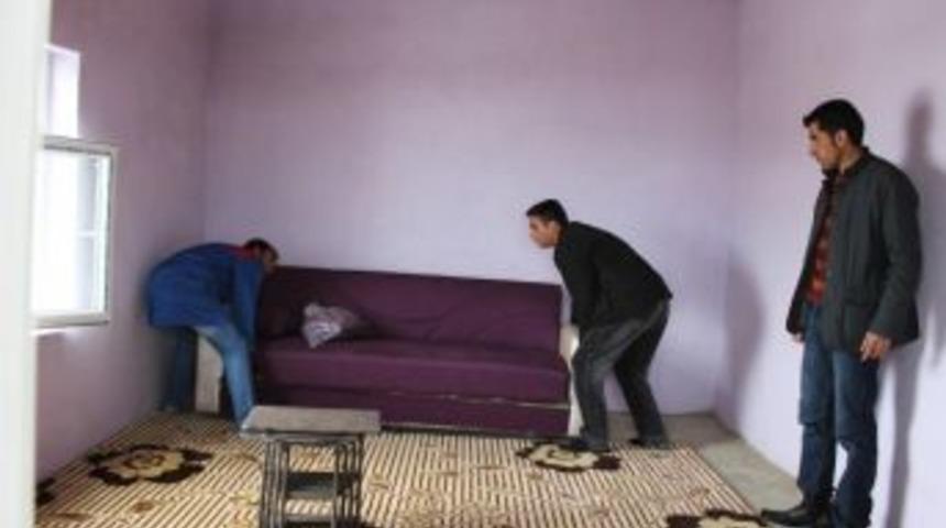 &Ouml;zalp Kaymakamlığı&rsquo;ndan Engelli Aileye Ev Eşyası Yardımı