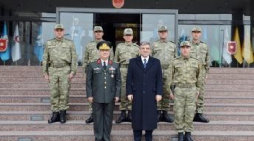 Cumhurbaşkanı G&uuml;l, Cumhurbaşkanlığı Muhafız Alayı Komutanlığı'nı Ziyaret Etti