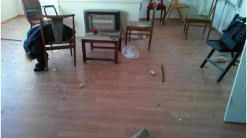 Saldırıya Uğrayan Se&ccedil;im B&uuml;roları Savaş Alanını Aratmadı