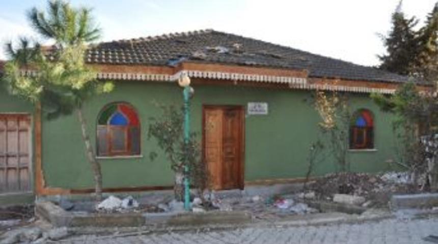 Nebihocalar K&ouml;y&uuml;'ndeki T&uuml;rbe Onarıldı