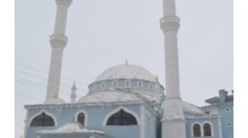 &Ccedil;aldıran'da 4 Bin Kişilik Cami, Cuma Namazı İle Birlikte İbadete A&ccedil;ıldı