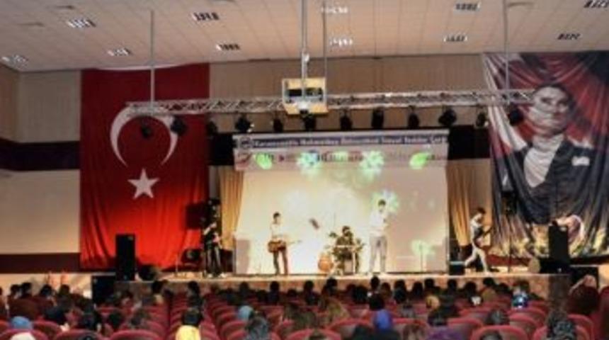 &Uuml;niversite &Ouml;ğrencilerinden Y&uuml;ksek Rock&rsquo;ım Konseri