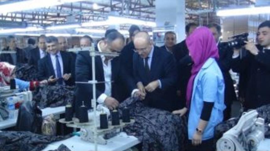 Maliye Bakanı Şimşek, Bi&ccedil;ki Dikiş Makinesini Kullandı