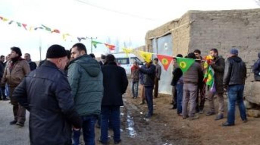 Ak Parti&rsquo;nin Bayraklarının S&ouml;k&uuml;lmesine Teki